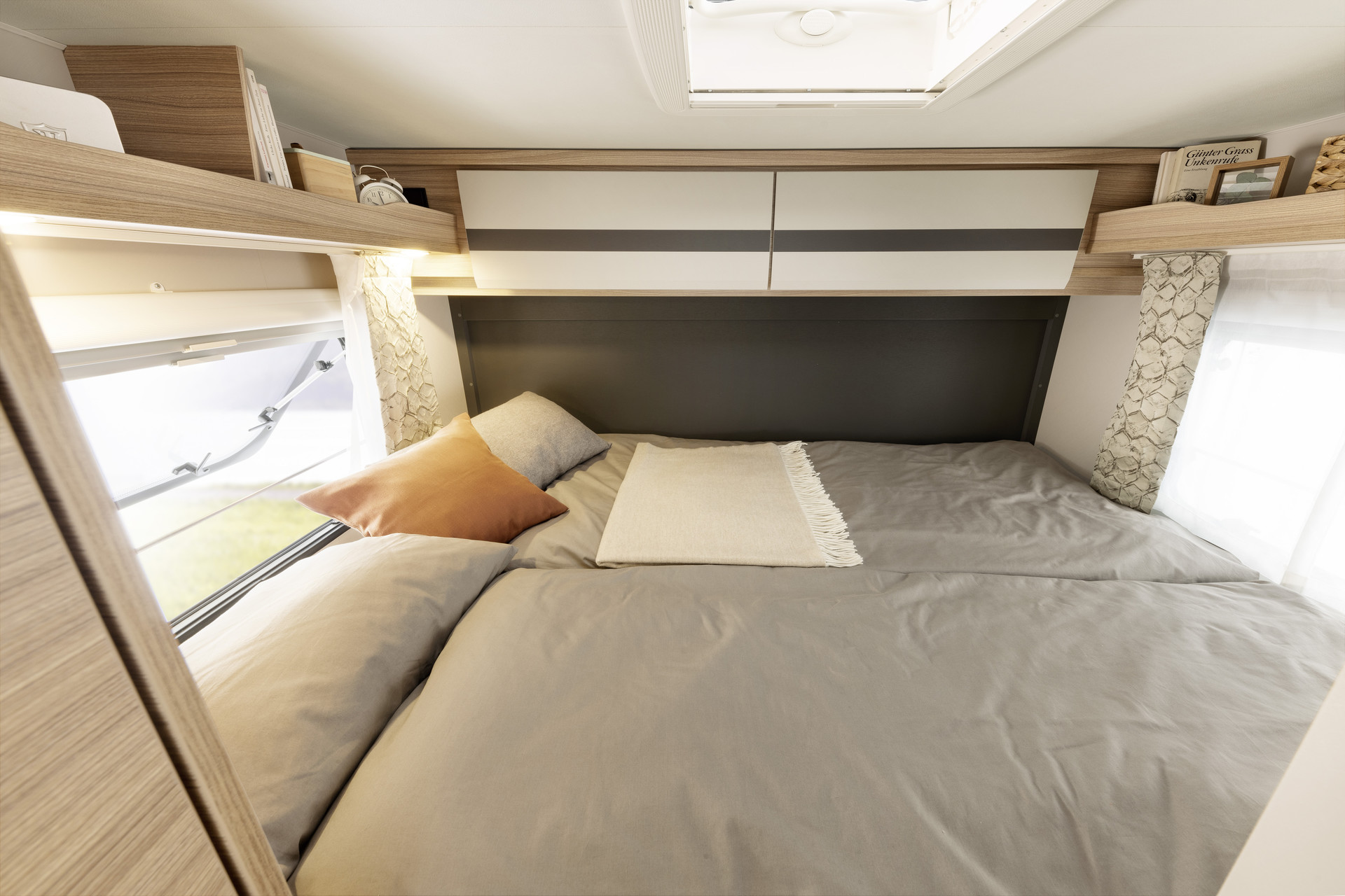 Umieszczone poprzecznie łóżko podwójne rozpieszcza wymiarami 200 x 145 cm. Podobnie jak łóżka pojedyncze oferuje ono doskonały komfort snu dzięki materacowi 7-strefowemu o grubości 150 mm wykonanemu z materiału regulującego temperaturę • T / I 1