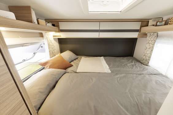 Umieszczone poprzecznie łóżko podwójne rozpieszcza wymiarami 200 x 145 cm. Podobnie jak łóżka pojedyncze oferuje ono doskonały komfort snu dzięki materacowi 7-strefowemu o grubości 150 mm wykonanemu z materiału regulującego temperaturę • I 1