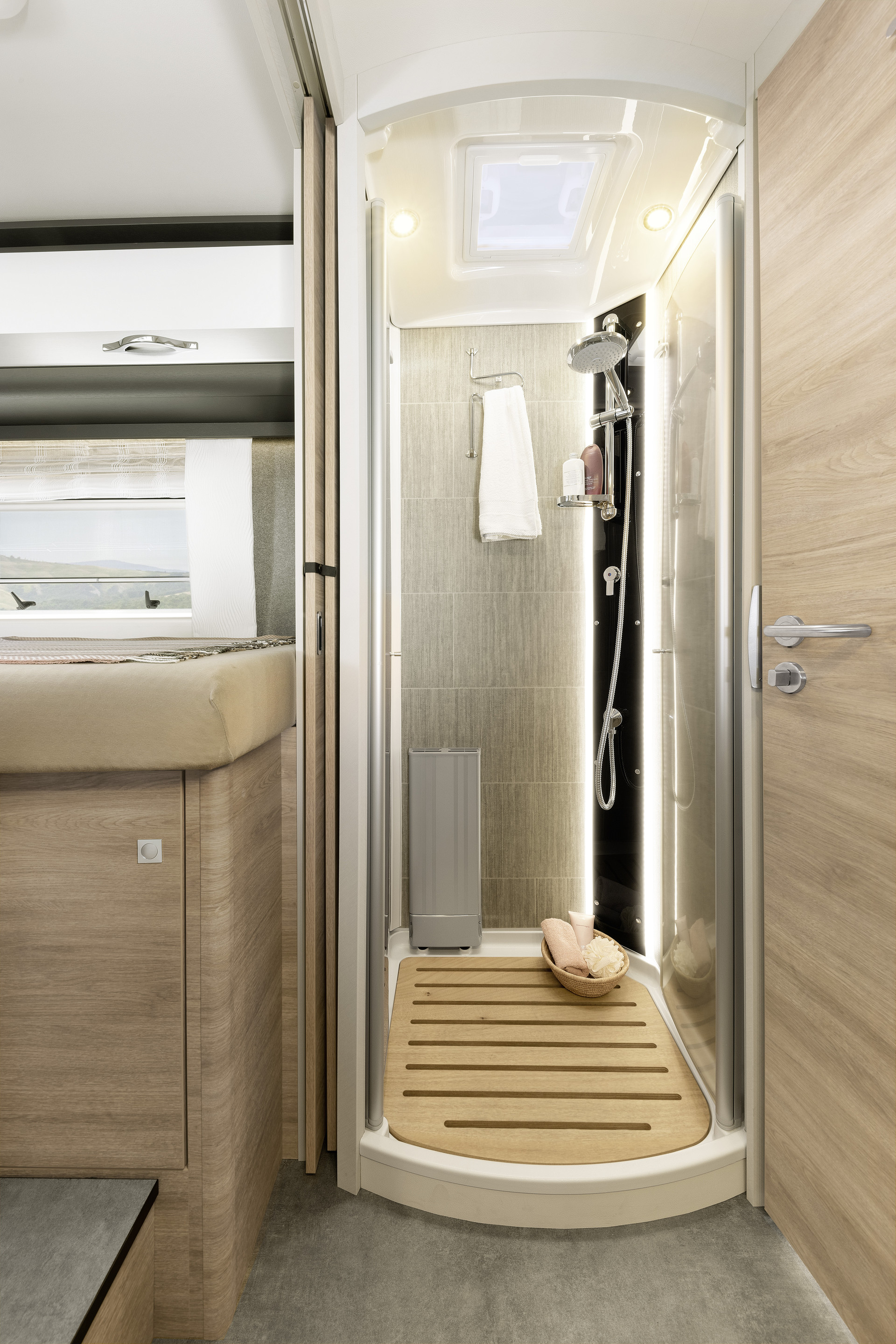 Duża kabina prysznicowa z drzwiami z pleksiglasu, deszczownicą i oświetleniem pośrednim