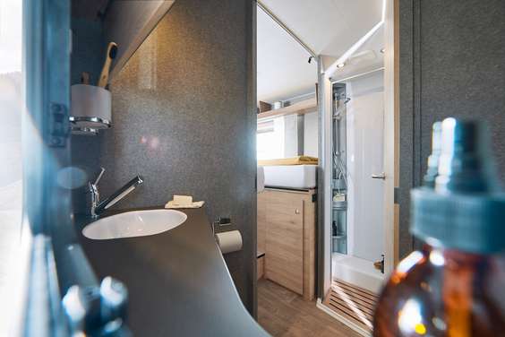 Wysokiej jakości materiały i wykonanie nadają łazience luksusowy charakter. • T 7055 EB