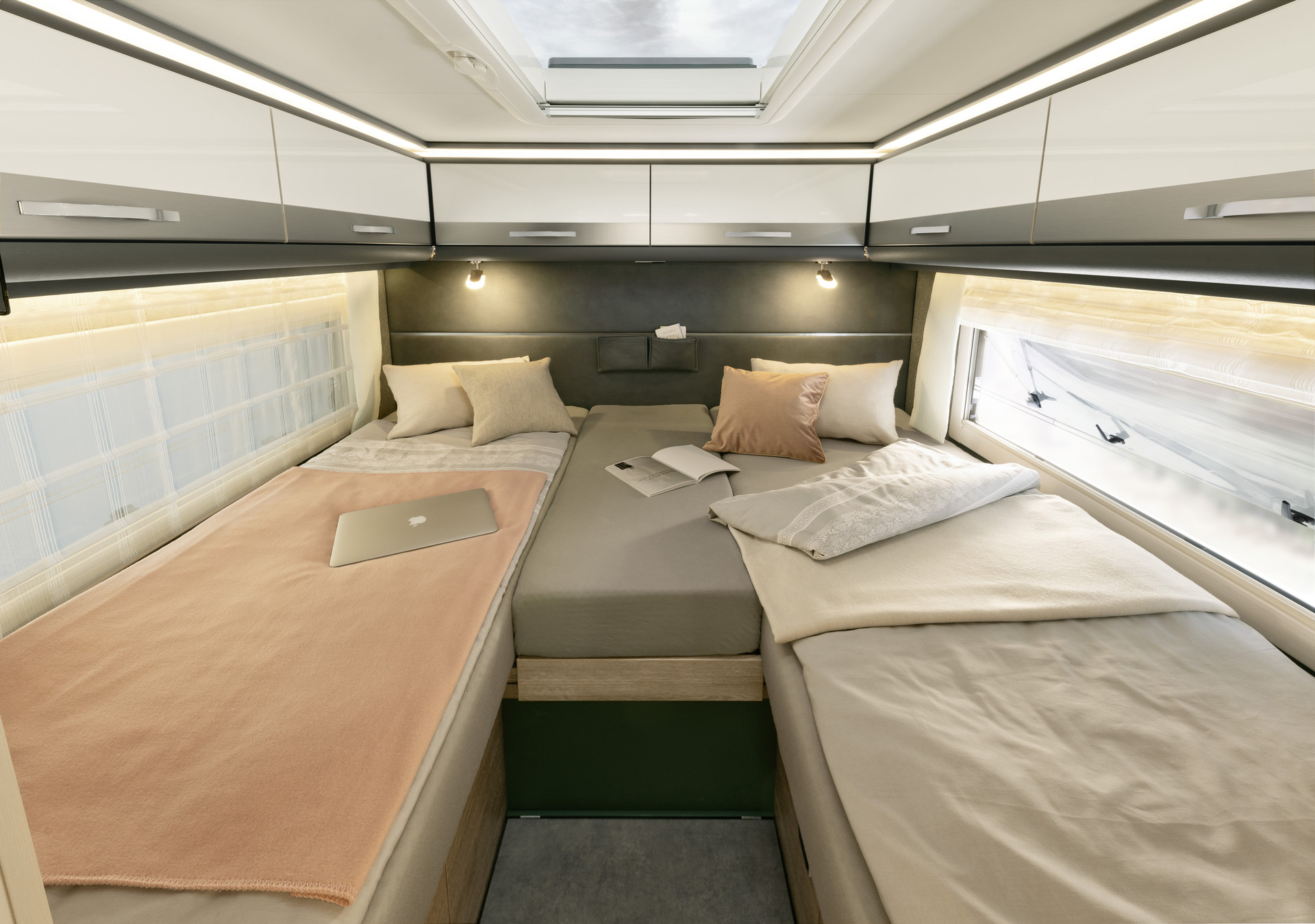 Łóżka pojedyncze mają wymiary 200 x 80 cm lub 195 x 80 cm. Można je przebudować do wielkiej powierzchni do spania zajmującej całą szerokość pojazdu. • A 9000-2