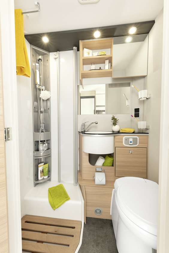 Model I 6 dysponuje obszerną, oddzielną kabiną prysznicową, łatwo dostępną umywalką i dużą ilością miejsca do przechowywania • I 6