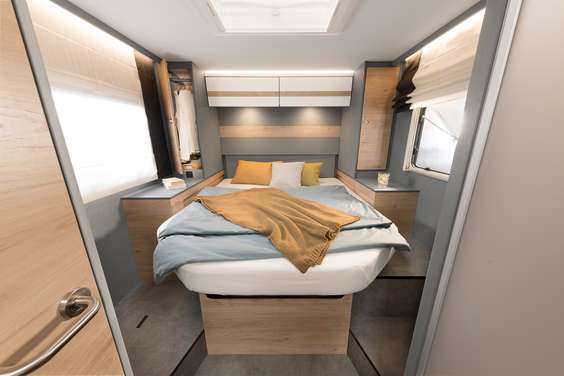 Wygodne i praktyczne: łóżko 160x200 cm zapewnia dostęp z trzech stron i posiada regulację wysokości. Oznacza to więcej miejsca w garażu w tylnej części lub więcej miejsca nad głową w sypialni •T 7052 DBL