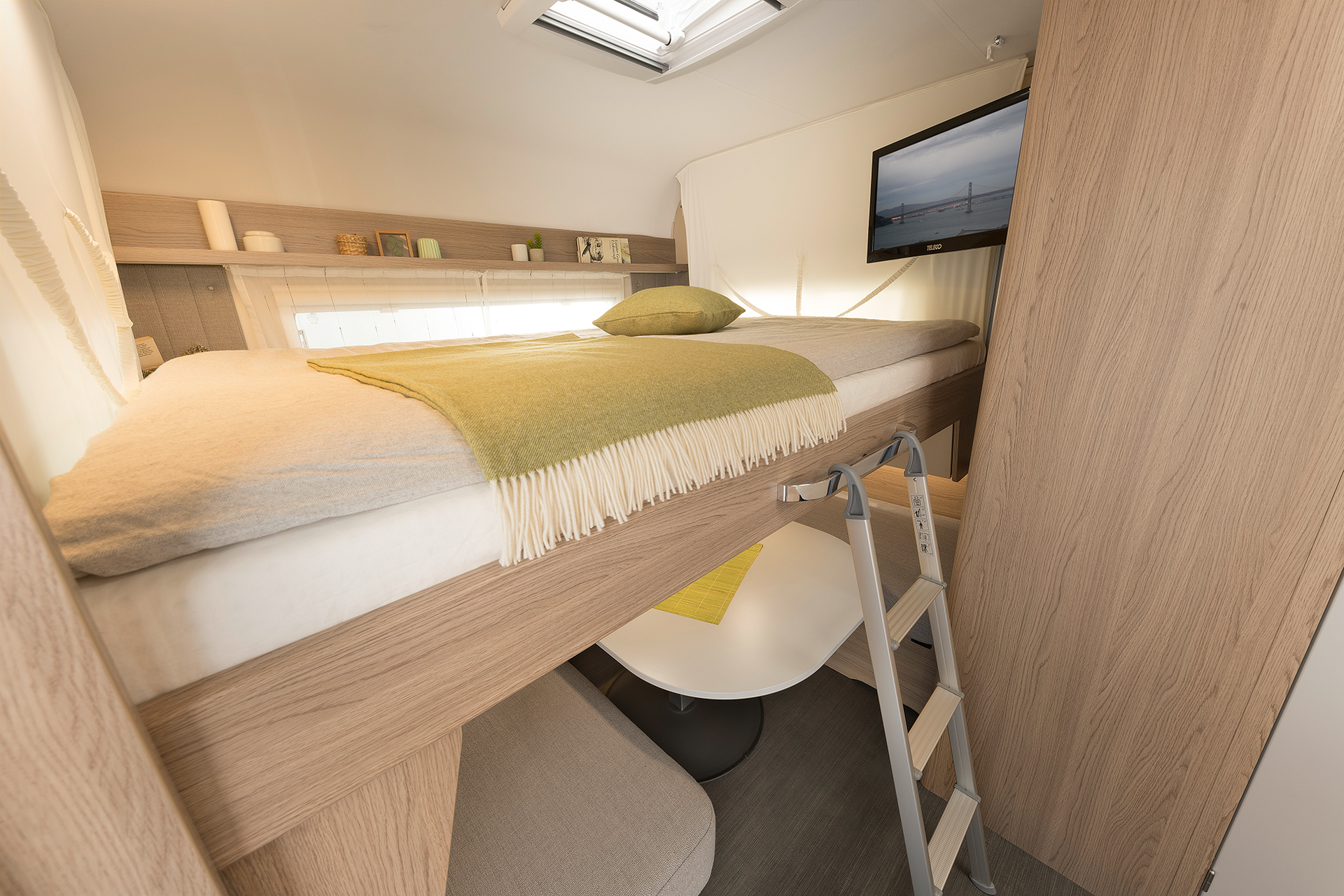 W trasie we dwoje lub z przyjaciółmi: umożliwia to praktyczne łóżko podnoszone nad kanapą • 530 ER | Skagen