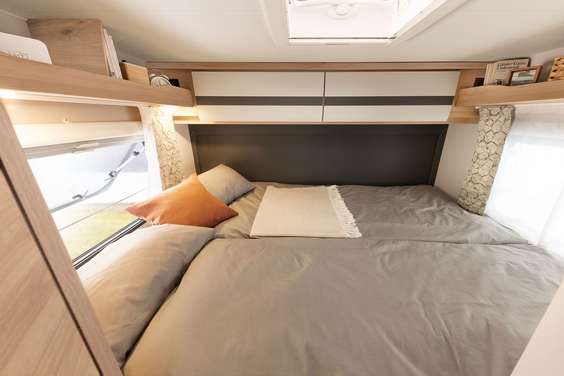 Umieszczone poprzecznie łóżko podwójne rozpieszcza wymiarami 200 x 145 cm. Podobnie jak łóżka pojedyncze oferuje ono doskonały komfort snu dzięki materacowi 7-strefowemu o grubości 150 mm wykonanemu z materiału regulującego temperaturę • I