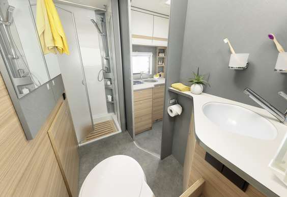 Spektakularne wrażenie robi łazienka w tylnej części, zajmująca całą szerokość pojazdu. Jest ona wyposażona w osobny prysznic i wielką szafę na ubrania. • T 6762