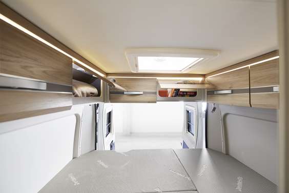 Standardowe zabudowy dachowe nad tylnymi drzwiami zapewniają dodatkowe miejsce do przechowywania i są wewnątrz oświetlone