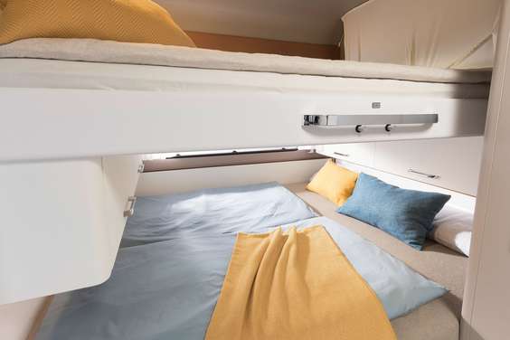 Czas na sen? Wieczorem łóżko podnoszone można w prosty sposób opuścić. Leżanka o powierzchni 200 x 140 cm zapewnia przyjemny odpoczynek, a wysokiej jakości materac z zimnej pianki i stelaż z listew drewnianych niezwykle wygodny sen.