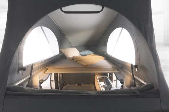 Panoramiczny podnoszony dach sypialny zapewnia dwa komfortowe miejsca do spania na leżance o wymiarach 1,20 x 2,00 m wyposażonej w sprężyny talerzowe