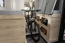 Czy to przegródki na przybory kempingowe, czy miejsce na rower: pod łóżkiem kryje się mnóstwo miejsca do przechowywania.