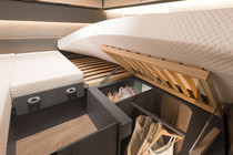 Pod łóżkami pojedynczymi znajduje się prawdziwa szafa na ubrania. Stelaż z listew można zablokować w kilku pozycjach, co w połączeniu z drzwiami do szafy zapewnia wygodny dostęp do jej wnętrza.