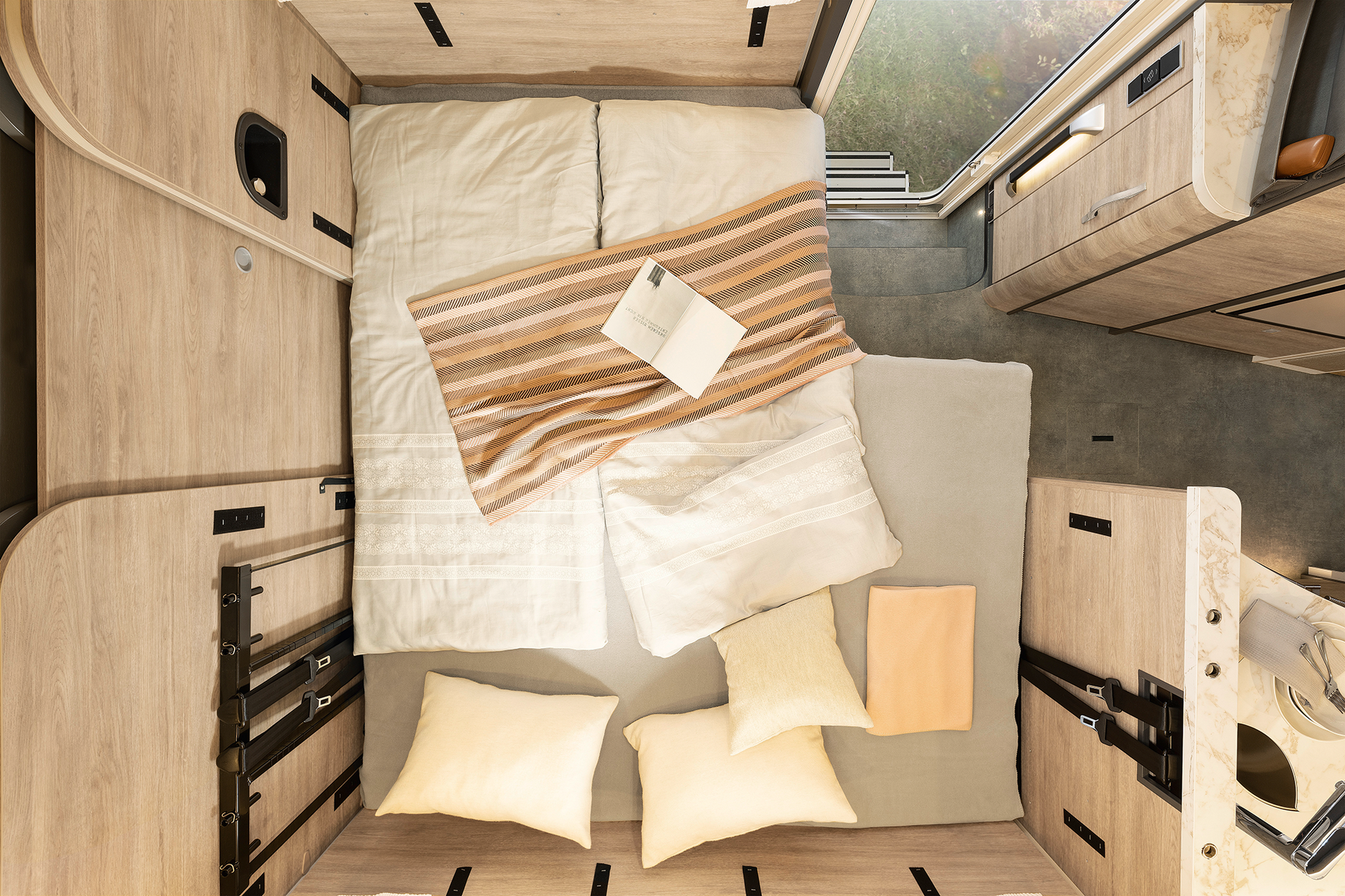 Gdy potrzebne jest dodatkowe miejsce do spania, można szybko przebudować kanapę do łóżka dla dwóch osób