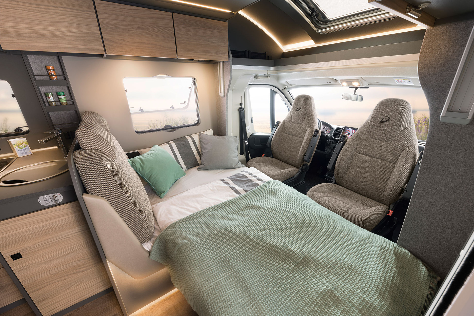 W niektórych pojazdach częściowo zintegrowanych w razie potrzeby kanapę można przekształcić w dodatkowe łóżko (w zależności od modelu).