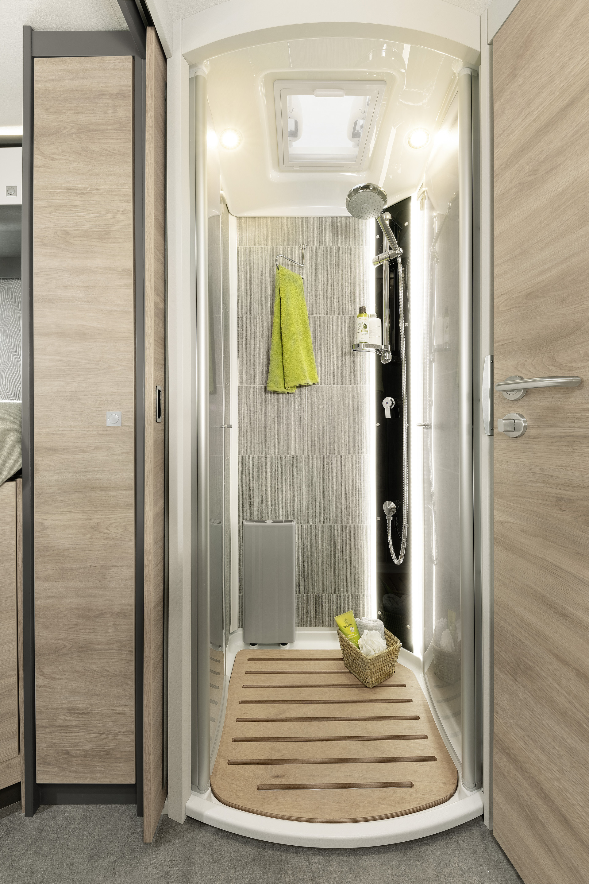 Dużo miejsca oferuje osobny prysznic z podświetlaną armaturą.