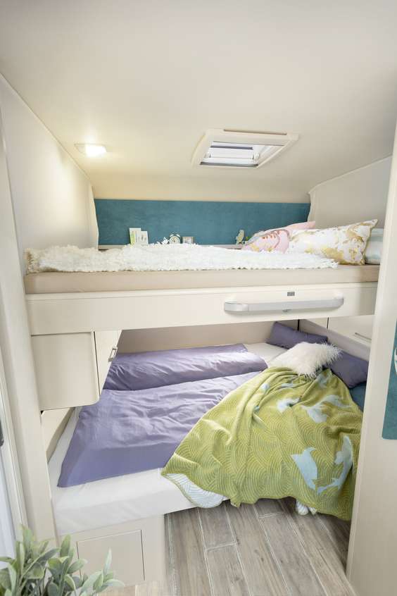 Komfortowe łóżko podnoszone (200 x 140 cm) dla dwóch dorosłych osób można jedną ręką ściągnąć na dół. Jeśli to nie wystarczy, po rozbudowaniu kanapy można zyskać dwa dodatkowe miejsca do spania • 525 KR | Blue Lagoon