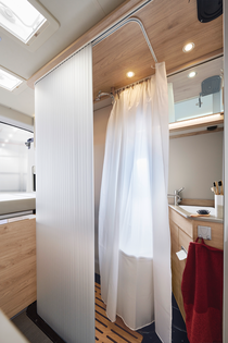Komfortowy prysznic na niesamowitej powierzchni 87 x 47 cm. Wielofunkcyjne drzwi roletowe: na życzenie oddzielają pomieszczenie mieszkalne od łazienki. Gdy są zwinięte, powstaje otwarte pomieszczenie mieszkalne najwyższej klasy.