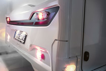 Wyraziste i bezpieczne: zintegrowane lampy tylne ze światłami do jazdy nocnej LED