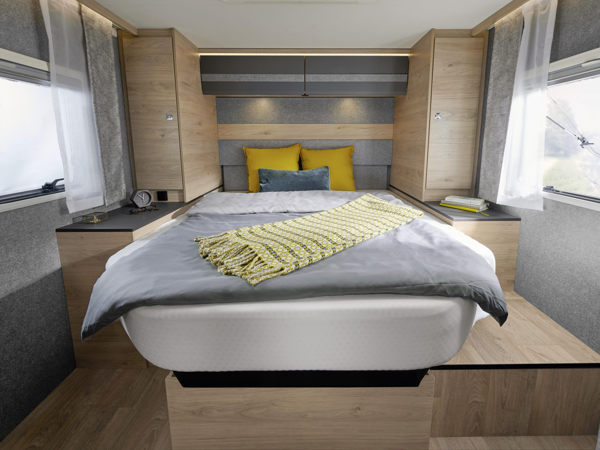 Łóżko 190 x 150 cm jest seryjnie wyposażone w regulację wysokości. Większa przestrzeń ładunkowa w garażu w tylnej części czy więcej miejsca nad głową w sypialni? Ty decydujesz w zależności od potrzeb.