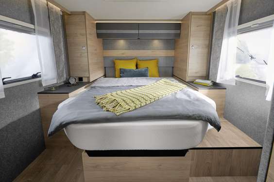 Łóżko 190 x 150 cm jest seryjnie wyposażone w regulację wysokości. Większa przestrzeń ładunkowa w garażu w tylnej części czy więcej miejsca nad głową w sypialni? Ty decydujesz w zależności od potrzeb. • T 7055 DBL
