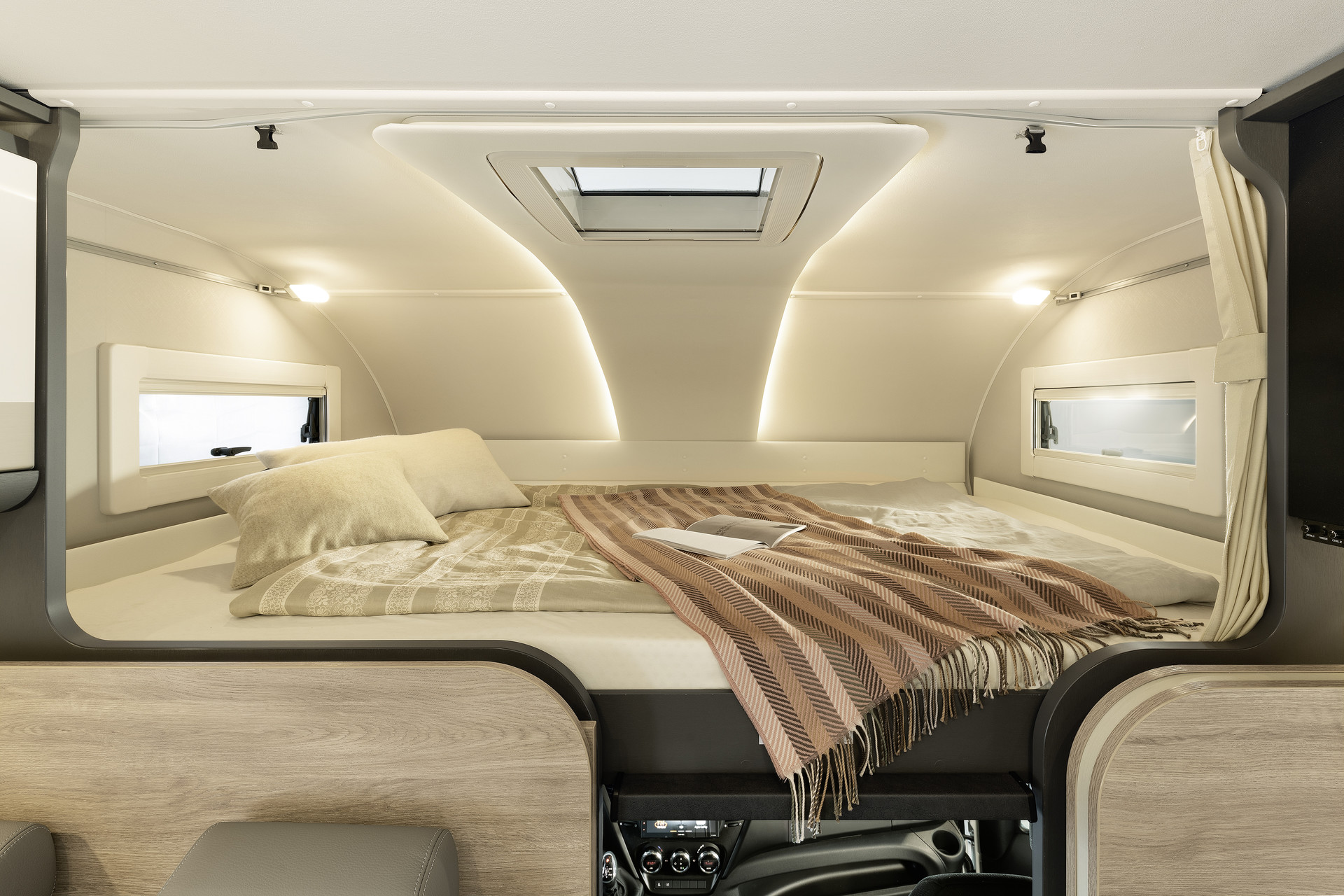 Alkowa to komfortowa, oddzielona przestrzeń sypialna. Dzięki wymiarom 215 x 150 cm jest ona wystarczająca nawet dla wysokich osób. Alkowa może także służyć jako dodatkowy luk bagażowy. Aby zapewnić wygodne przejście do kabiny kierowcy, łóżko w alkowie można podnieść.