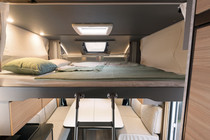 Potrzebne są dodatkowe miejsca do spania? Pojazdy częściowo zintegrowane mogą być wyposażone w łóżko podnoszone z elektryczną regulacją, umieszczone nad kanapą. Oznacza to dwa dodatkowe miejsca do spania, które w ciągu dnia nie zajmują cennej przestrzeni.