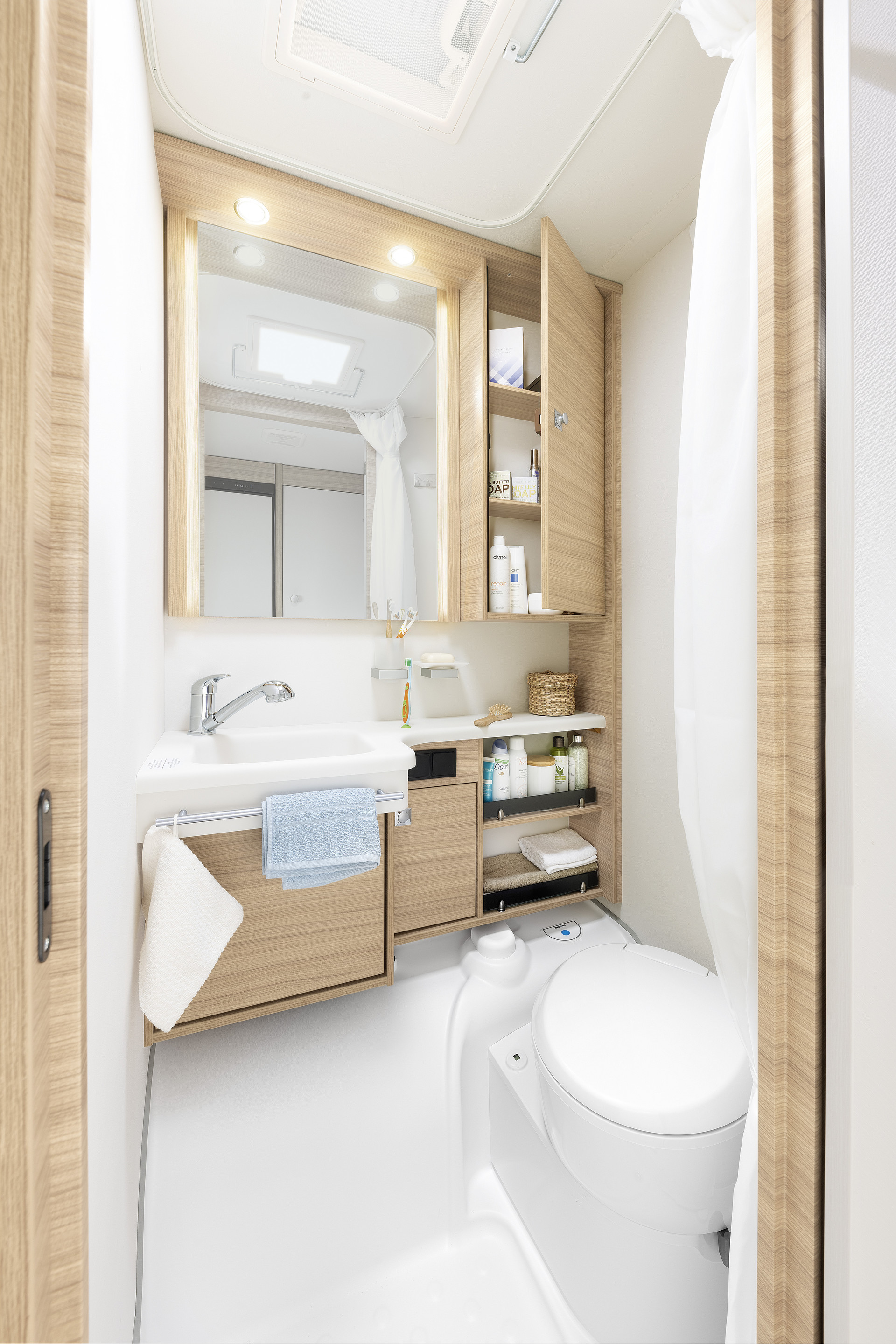 Kompaktowa łazienka w modelu Camper® oferuje wszystko, co potrzebne do zachowania świeżości podczas urlopu • 550 ESK | Mount