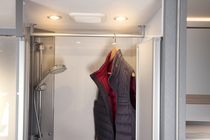 Idealny do mokrych ubrań: drążek w suszenia kabinie prysznicowej (w zależności od modelu)