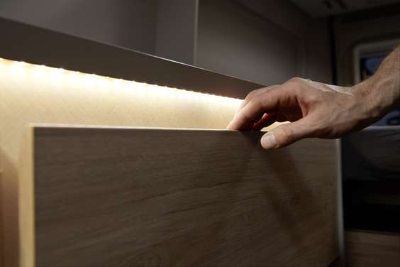 Oświetlenie wnętrza zapewnia światło w szufladzie i tworzy jednocześnie ciepłą atmosferę.