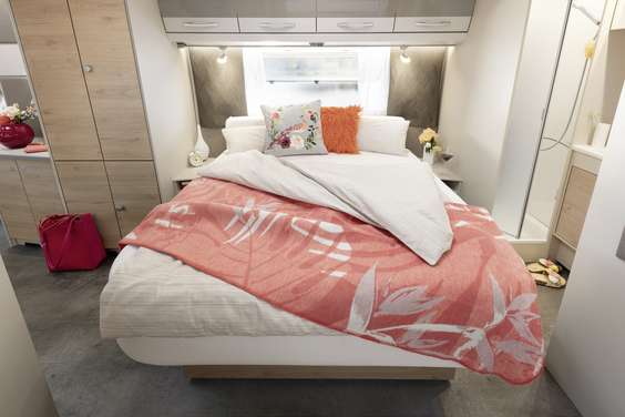 Duże łóżko podwójne z wygodnym dostępem z trzech stron można odsunąć w ciągu dnia, aby zyskać większą przestrzeń • 650 RQT | Chromo