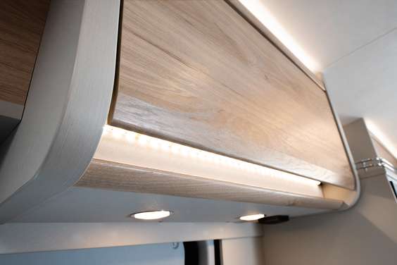 Oświetlenie szafek podsufitowych i szuflad kuchennych zapewnia przytulną atmosferę