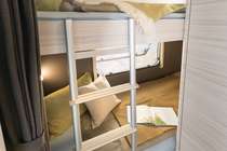 Podwójne łóżko piętrowe lub dostępne opcjonalnie potrójne łóżko piętrowe (w zależności od układu pomieszczeń)