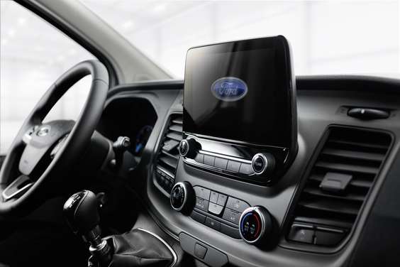 System audio Ford z radiem DAB+, kamera cofania z wyświetlaniem obrazu na ekranie wielofunkcyjnym, klimatyzacja z filtrem kabinowym