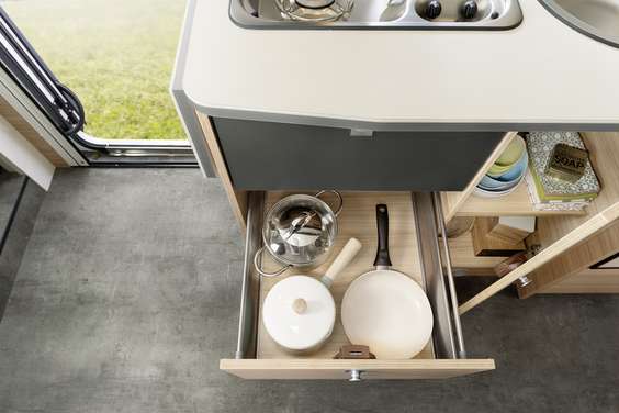 Szuflady i dolna szafka kuchenna oferują dostateczną ilość miejsca, aby pomieścić wszystko, co jest potrzebne w kuchni. Zastawę stołową można schować w szafkach podsufitowych. • I 6