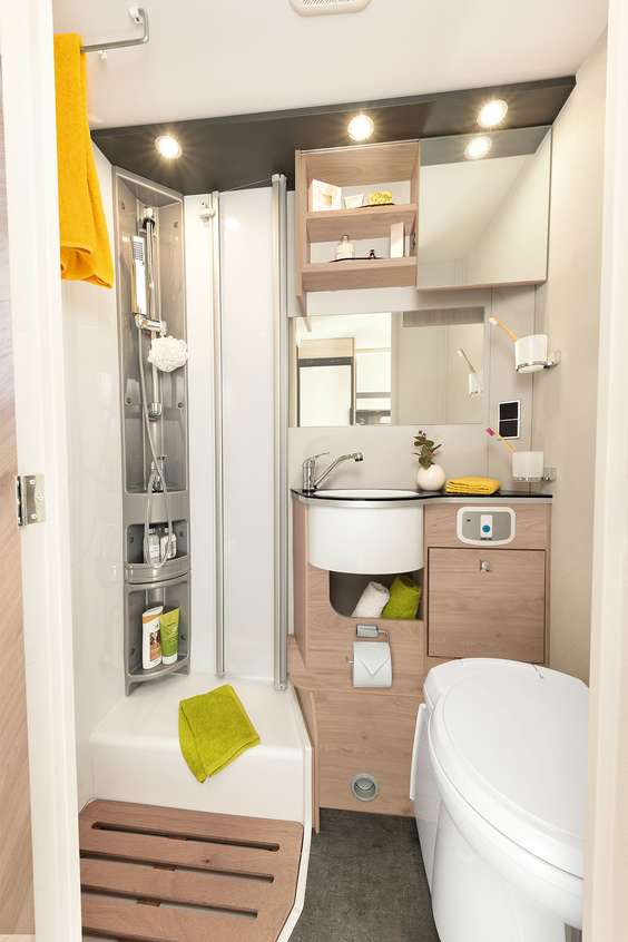 Model I 6 dysponuje obszerną, oddzielną kabiną prysznicową, łatwo dostępną umywalką i dużą ilością miejsca do przechowywania • I 6
