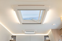 Duża panoramiczna pokrywa dachowa z oświetleniem LED zapewnia dopływ światła i świeżego powietrza do wnętrza pojazdu (opcjonalnie)