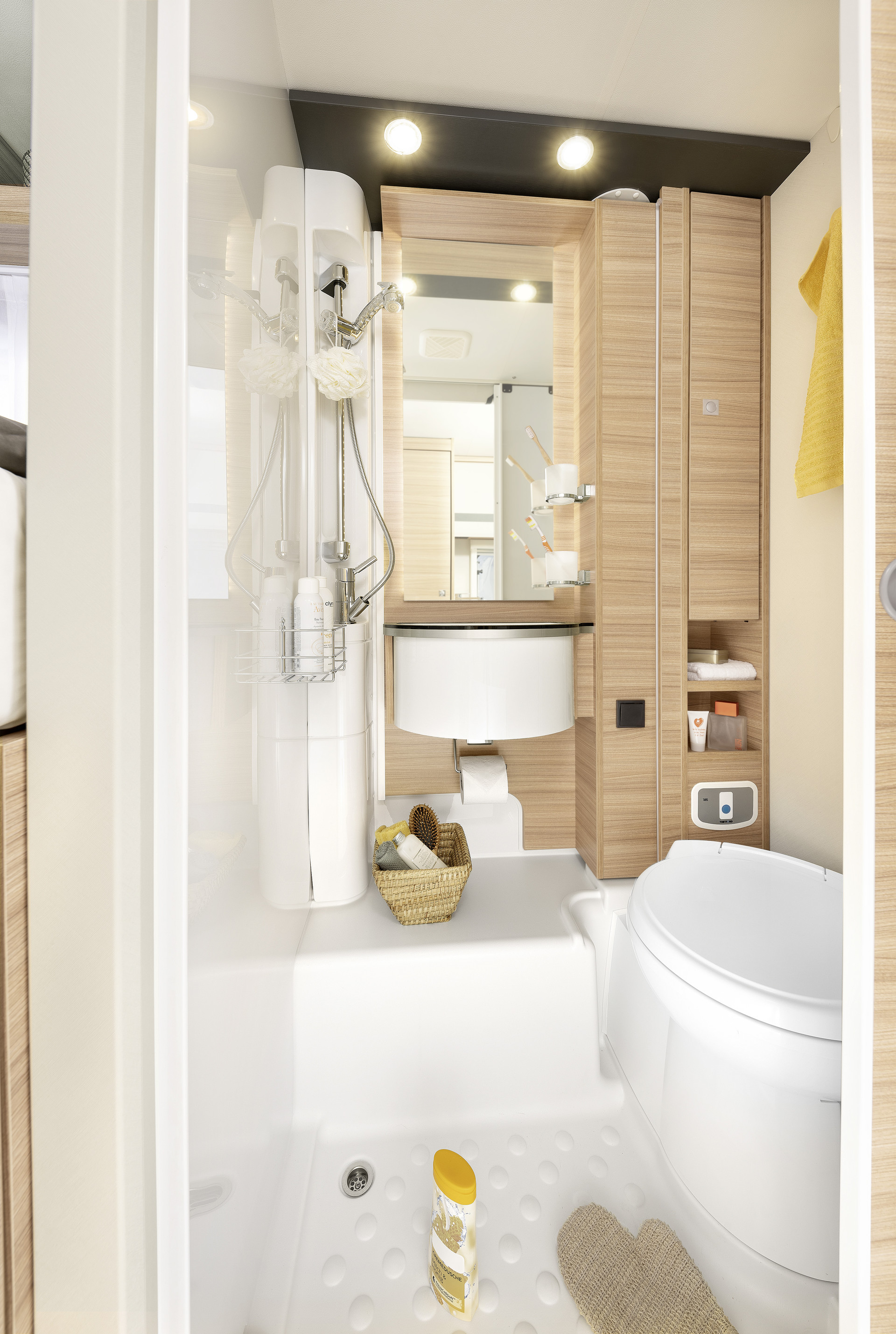 Model T / I 6 oferuje obszerną, osobną kabinę prysznicową, dobrze dostępną umywalkę oraz dużą przestrzeń do przechowywania • T/I 6