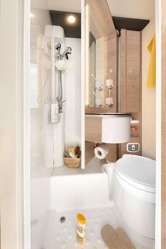 Optymalne wykorzystanie ograniczonej przestrzeni. Wystarczy obrócić tylną ściankę i łazienka zmieni się w kabinę prysznicową wyłożoną tworzywem sztucznym • I 1