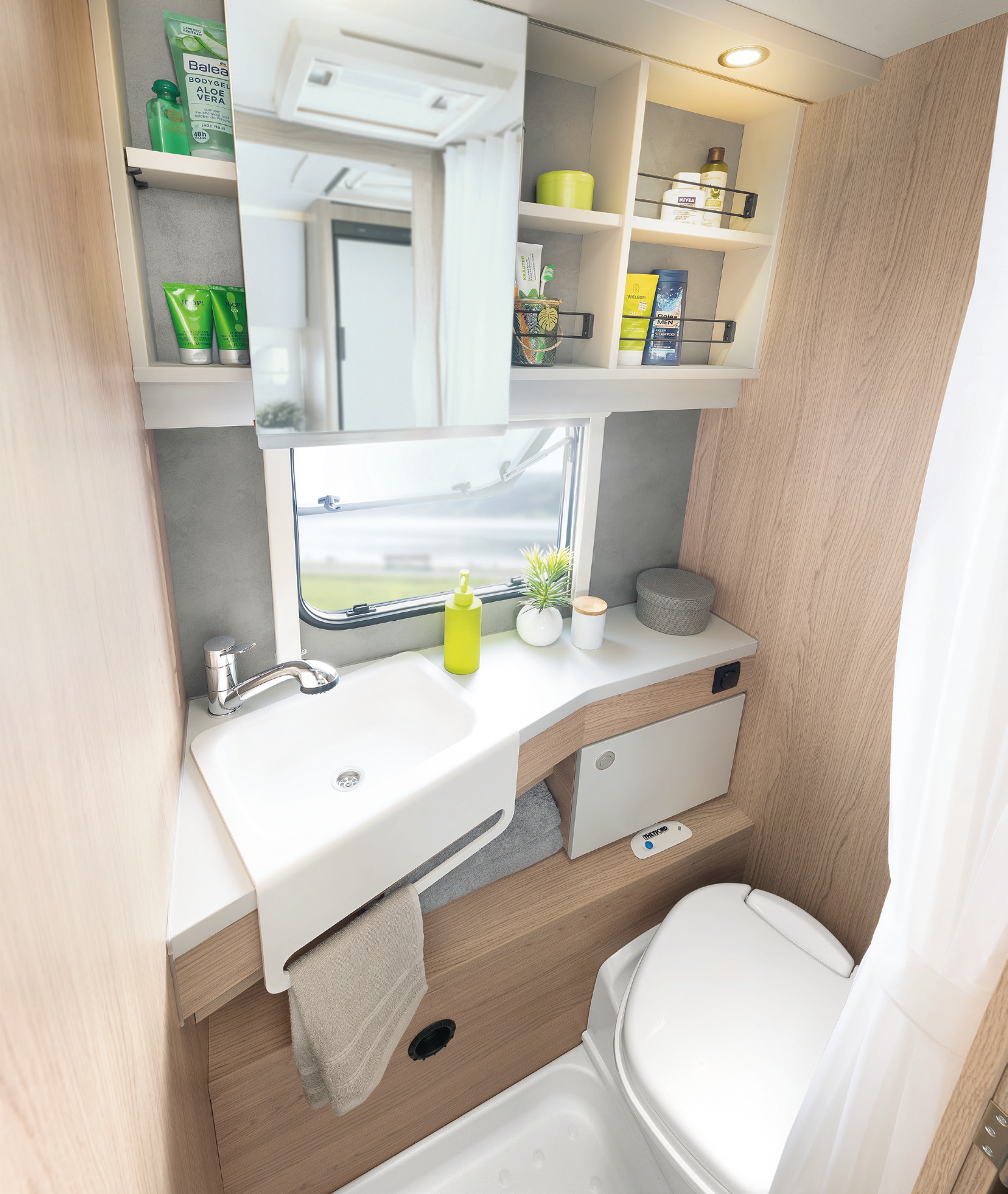 Kompaktowa łazienka w jasnych kolorach, z pięknymi, praktycznymi detalami, takimi jak zintegrowany wieszak na ręczniki • 510 ER | Skagen