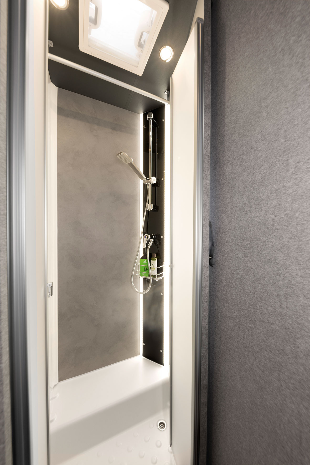 Prysznic o szlachetnym wzornictwie zapewnia dużą swobodę ruchów. Podświetlenie konsoli prysznicowej stanowi element opcjonalnego oświetlenia wnętrza Light Moments.