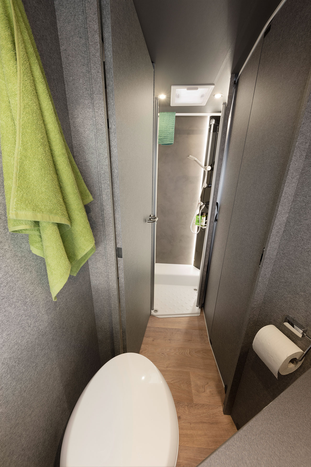Sprytne rozwiązanie: łazienka wydzielana (w zależności od modelu). Drzwi do łazienki zamykają przejście do pomieszczenia mieszkalnego. W ten sposób powstają duża łazienka i garderoba zapewniające pełną prywatność. Od sypialni łazienkę można oddzielić drewnianymi drzwiami przesuwnymi.