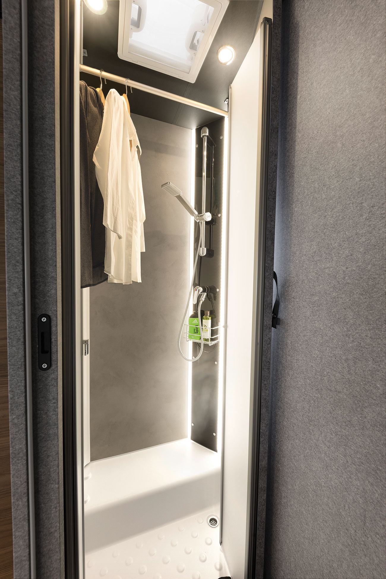 Nieużywany prysznic można wykorzystywać jako pomieszczenie do suszenia mokrych ubrań lub po prostu jako dodatkową szafę na ubrania.