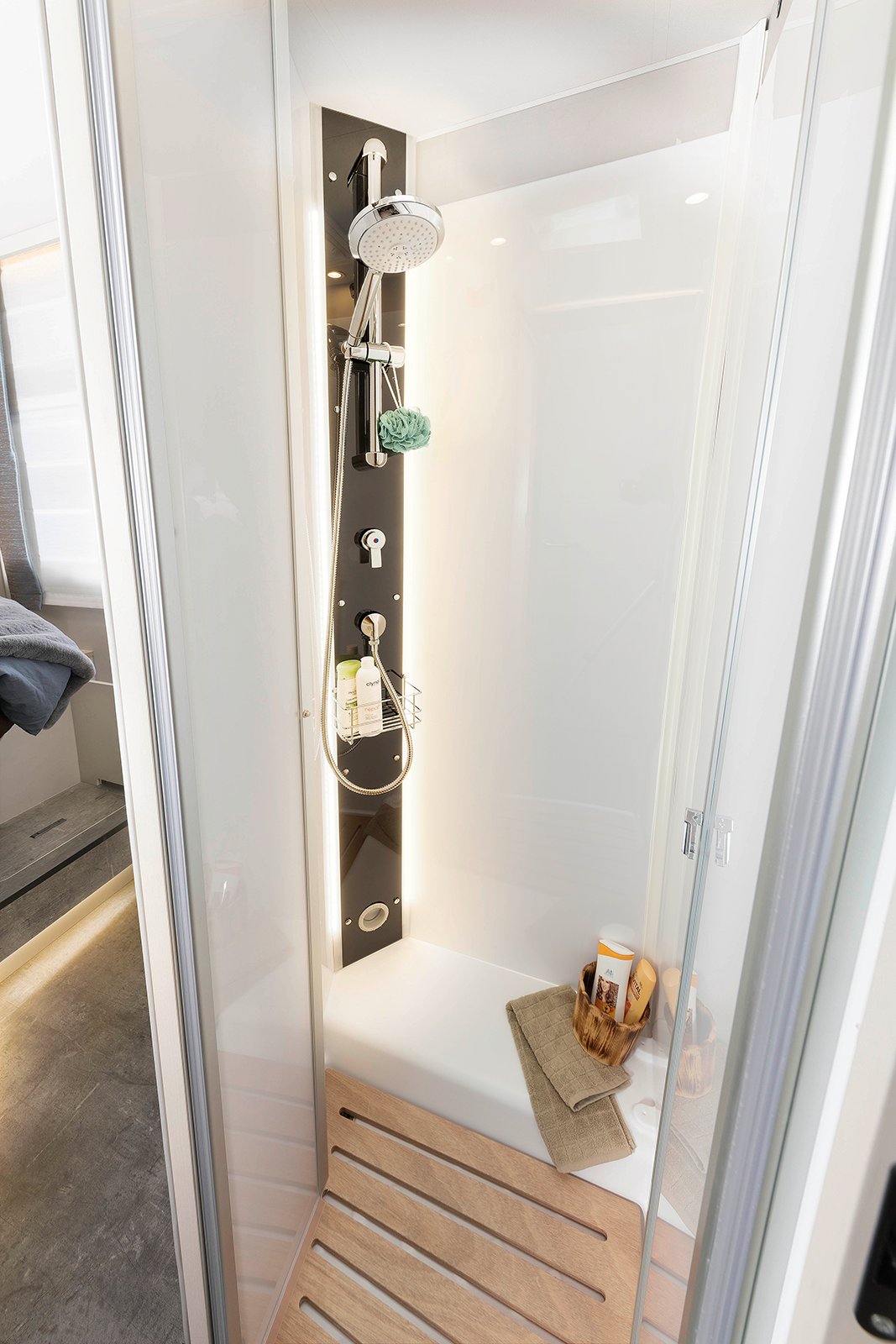 Duża kabina prysznicowa o nowoczesnej stylistyce oraz oświetlenie pośrednie decydują o wysokim komforcie wnętrza