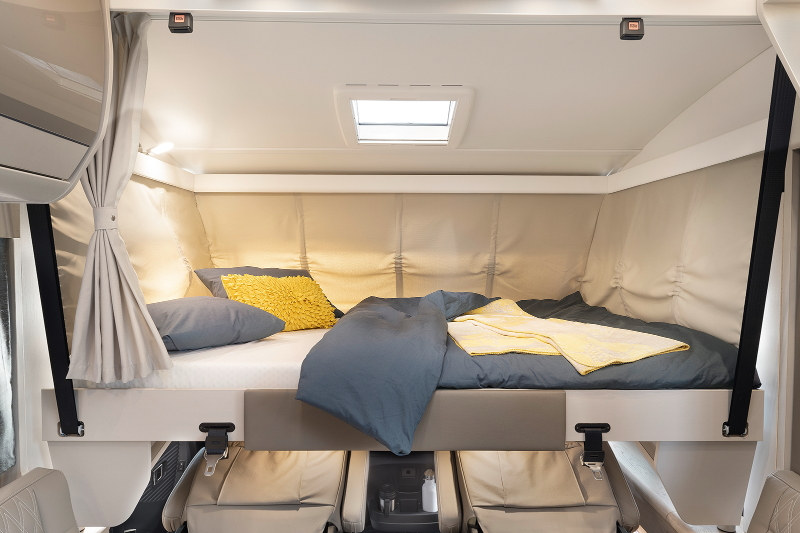 Najwyższy komfort snu w łóżkach podnoszonych o wymiarach 200 x 150 cm, dostępnych w pojazdach zintegrowanych, seryjnie z elektrycznym sterowaniem