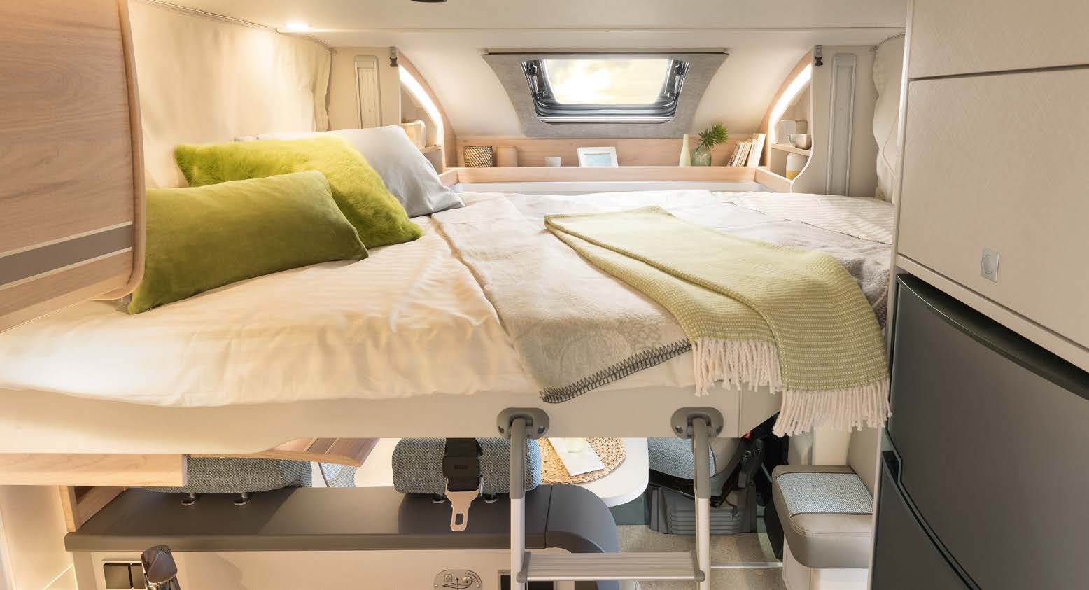 Dwa dodatkowe miejsca do spania dostępne za jednym naciśnięciem przycisku. Elektrycznie podnoszone łóżko o wymiarach 200 x 140 cm za dnia znika pod dachem. • T 7052 EB