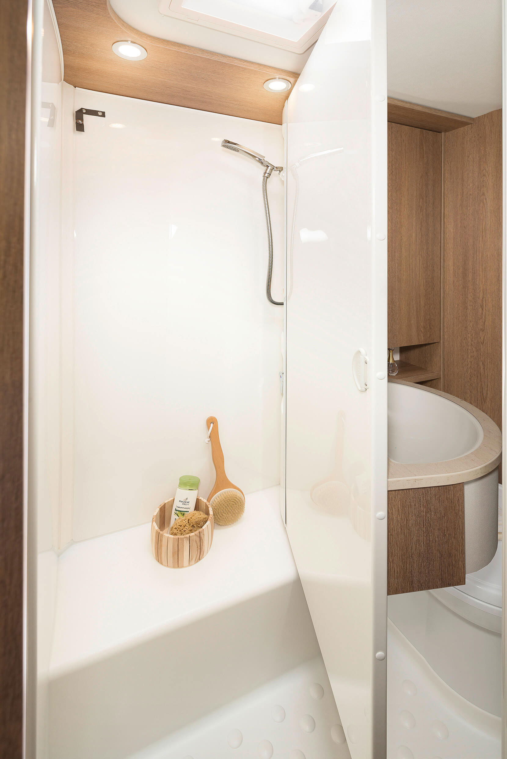 Modyfikowalna łazienka: jeden obrót wystarczy, aby kompaktową łazienkę zmienić w osobną kabinę prysznicową • A 5887