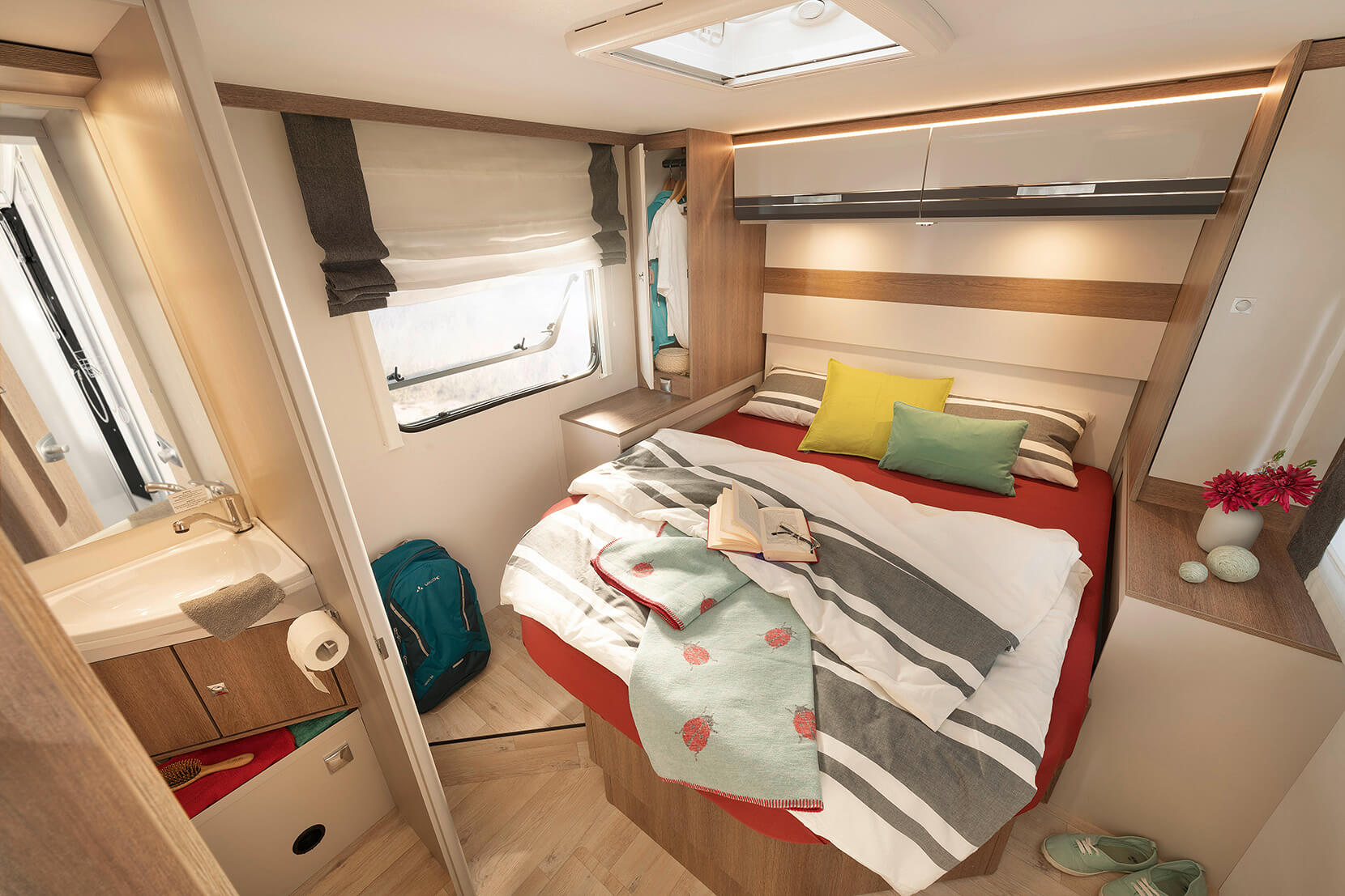 Łóżka 160x200 cm zapewniają wygodny dostęp z trzech stron. Opcjonalnie są nawet wyposażone w regulację wysokości • T 7057 DBM